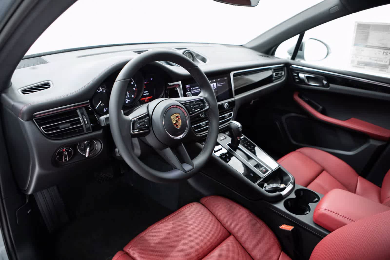 Certified 2026 Porsche Macan AWD/4WD image 4