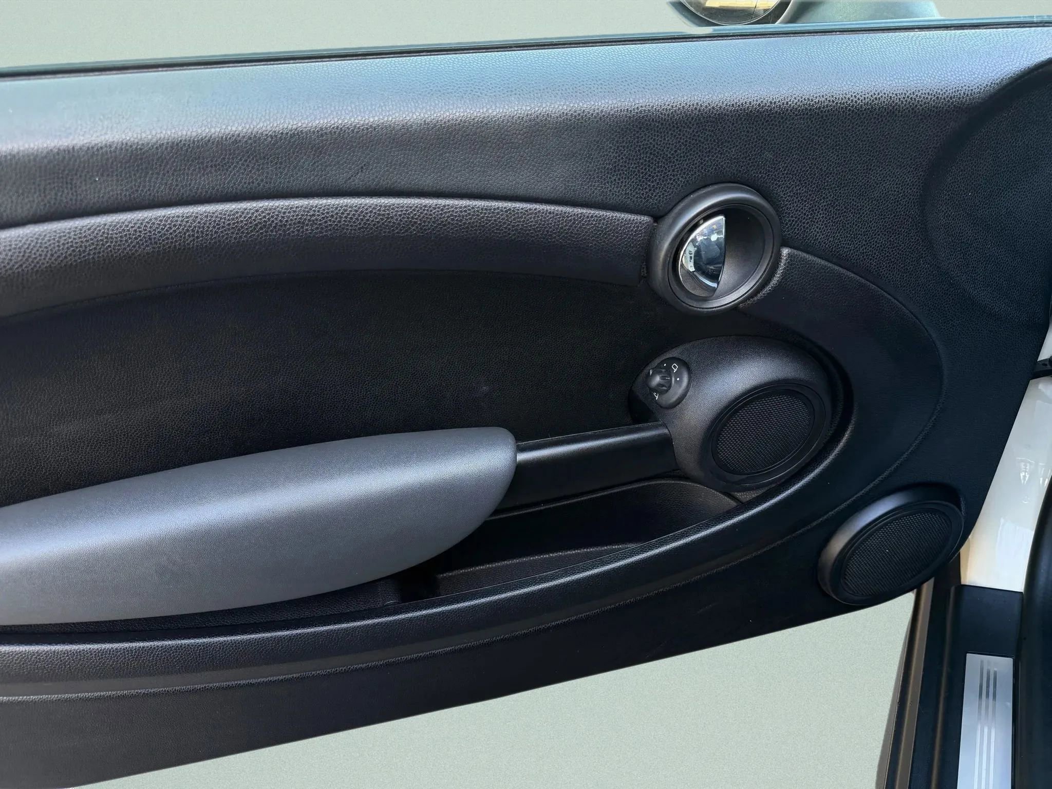 Used 2010 MINI Cooper Hardtop image 16