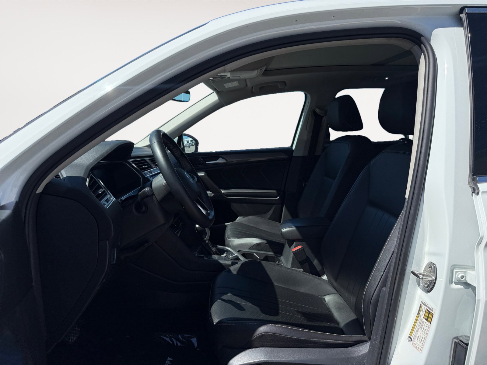 Used 2022 Volkswagen Tiguan SE w/ Panoramic Sunroof Package AWD/4WD image 10