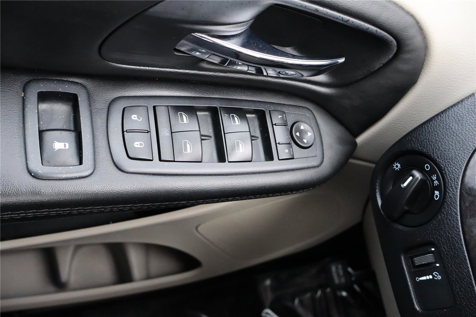 Used 2018 Dodge Grand Caravan SE w/ UConnect Hands-Free Group image 12