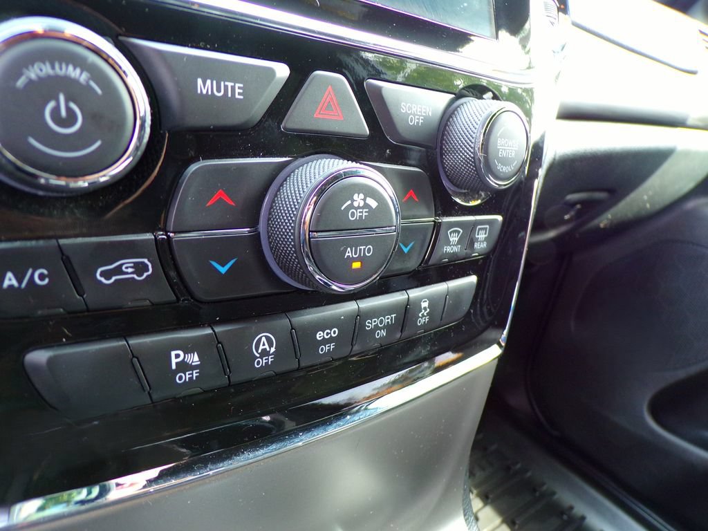 Used 2021 Jeep Grand Cherokee Laredo X AWD/4WD image 22