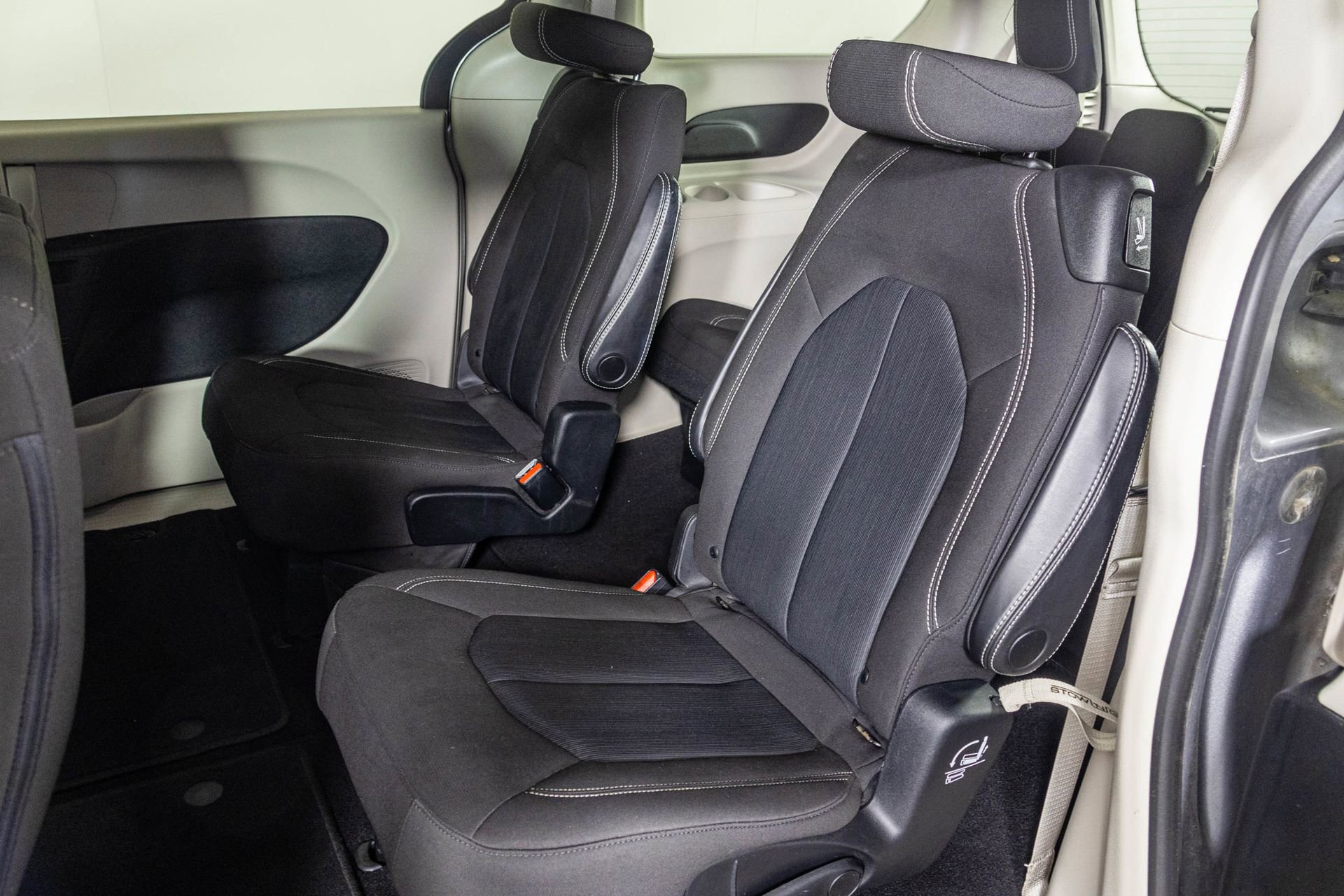 Used 2020 Chrysler Voyager LX FWD image 35