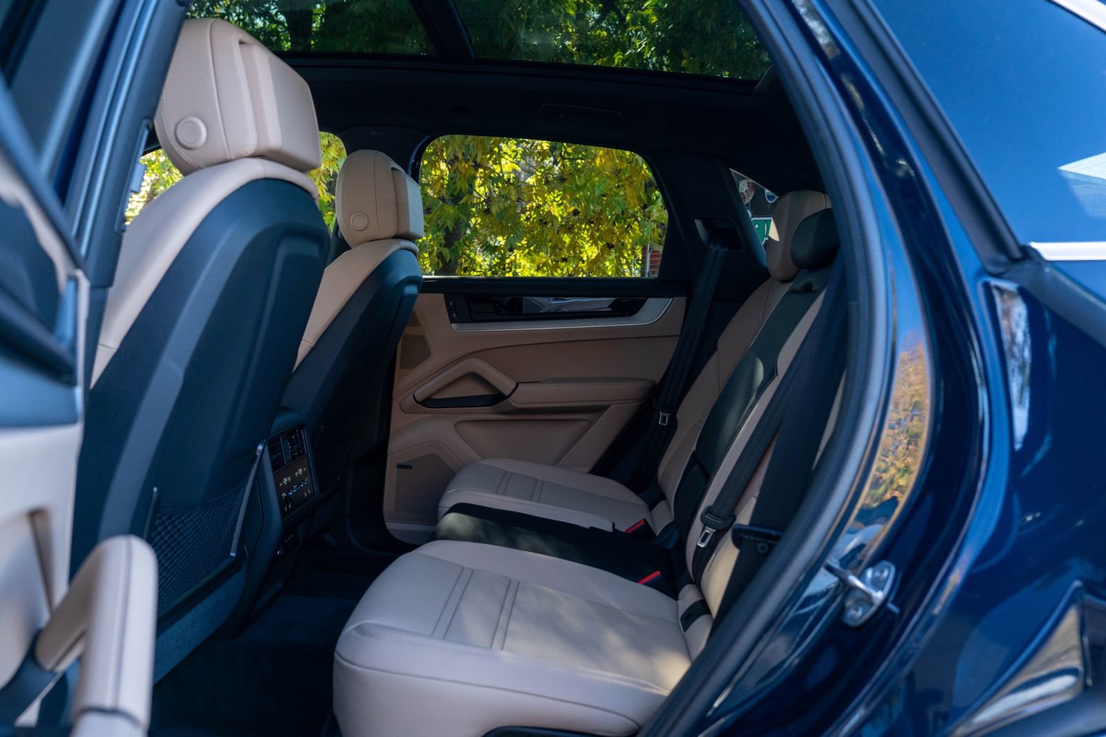 Used 2025 Porsche Cayenne image 33