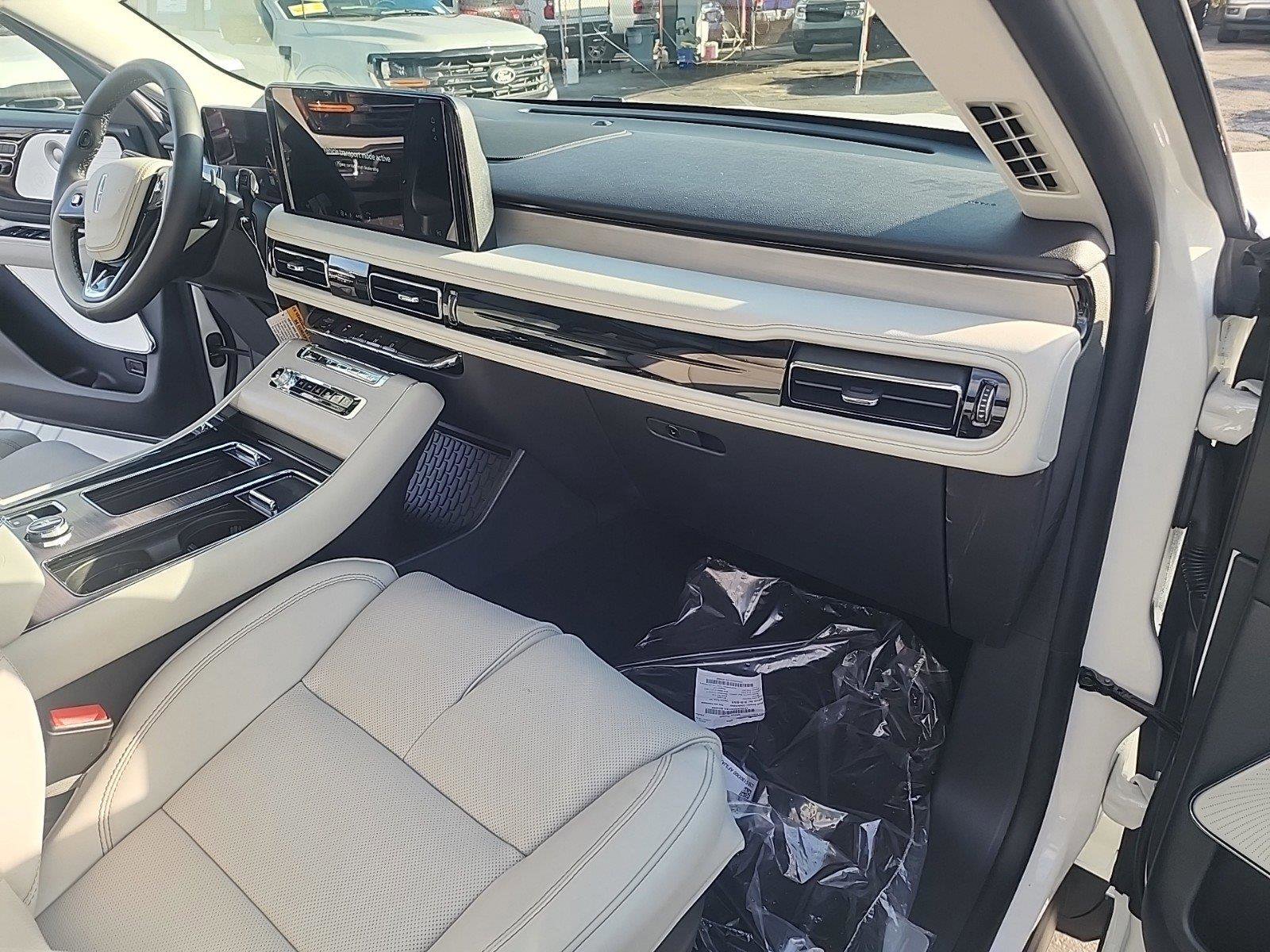 New 2025 Lincoln Aviator Reserve w/ Luxury Package image 18