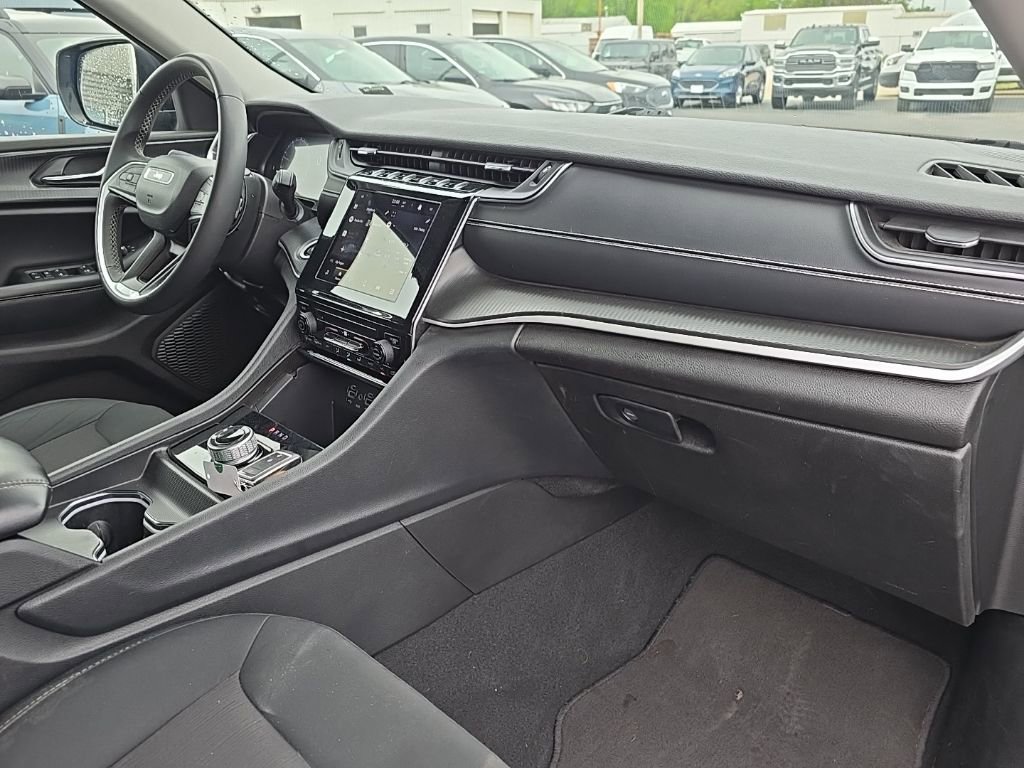 Used 2024 Jeep Grand Cherokee Laredo AWD/4WD image 47