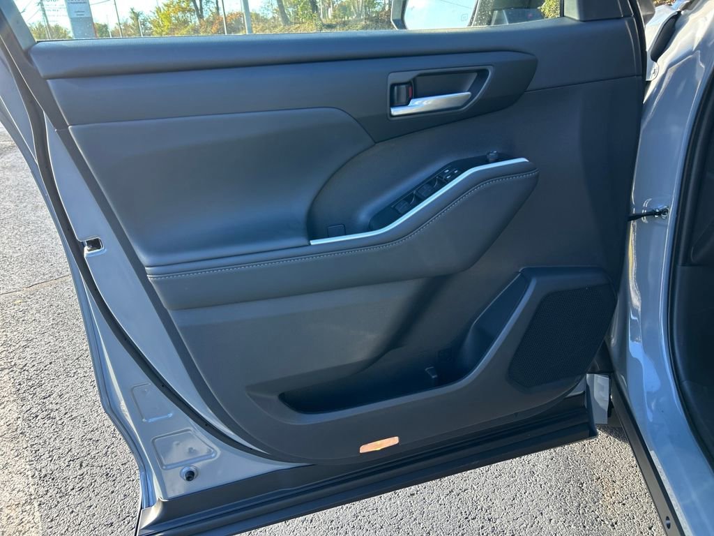 New 2025 Toyota Highlander XLE image 18