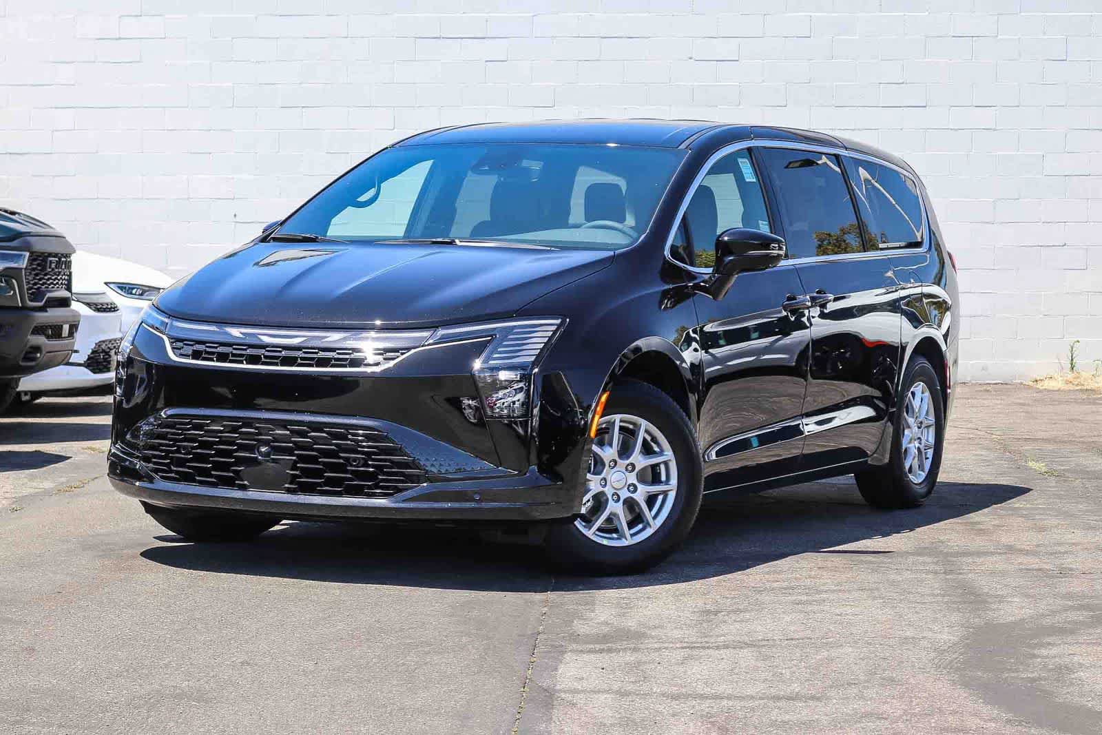 New 2027 Chrysler Pacifica Select FWD image 1