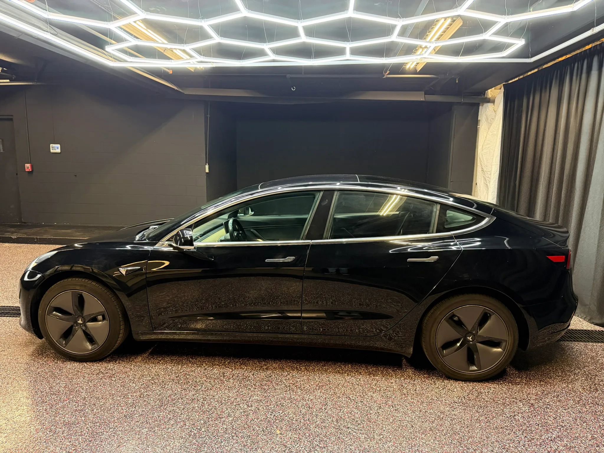 Used 2018 Tesla Model 3 Mid Range image 4