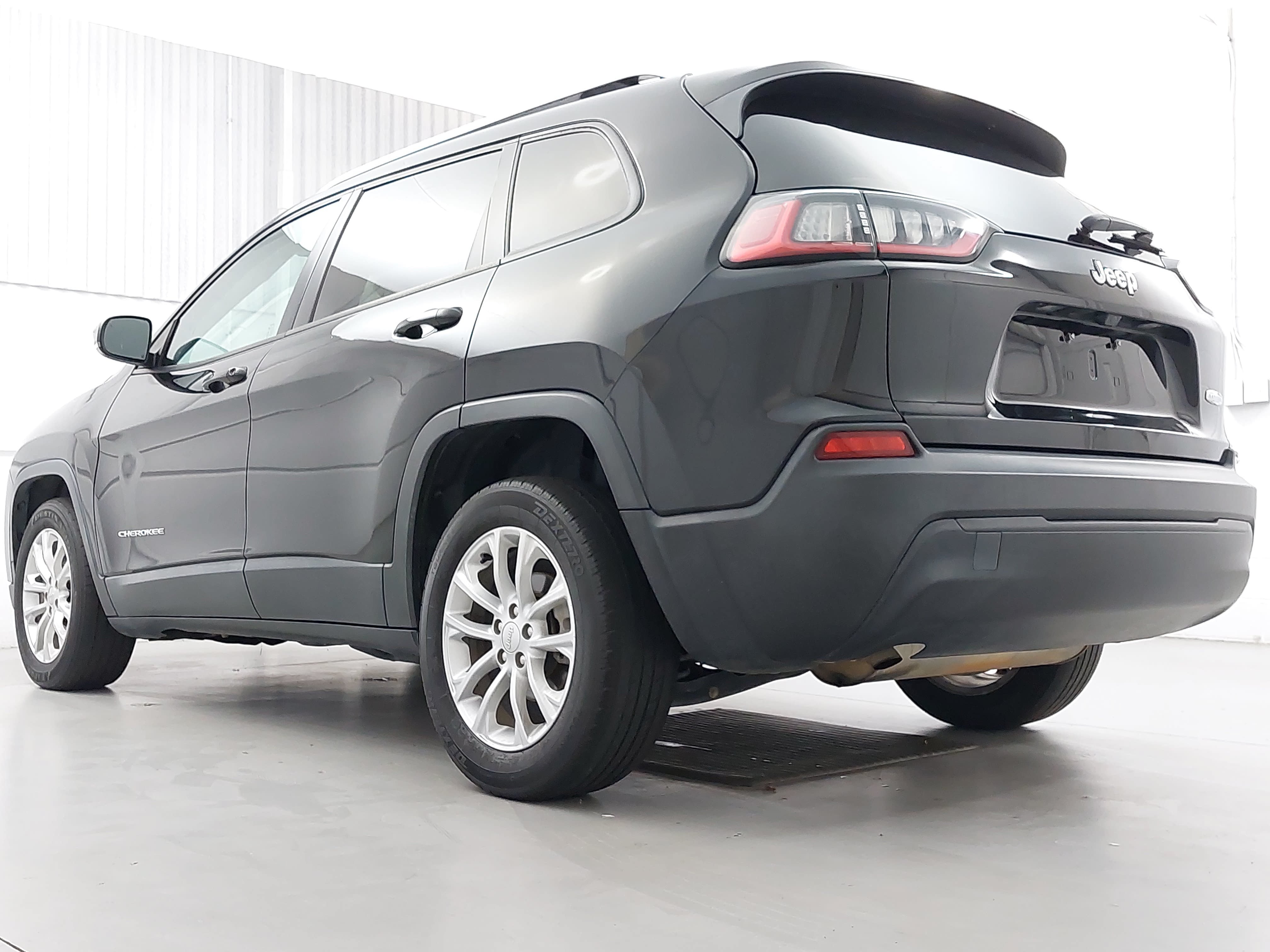 Used 2021 Jeep Cherokee Latitude FWD image 3