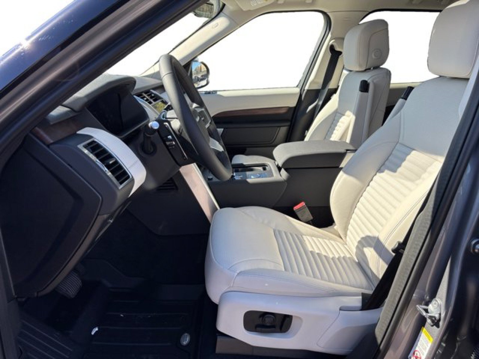 Certified 2025 Land Rover Discovery S AWD/4WD image 10