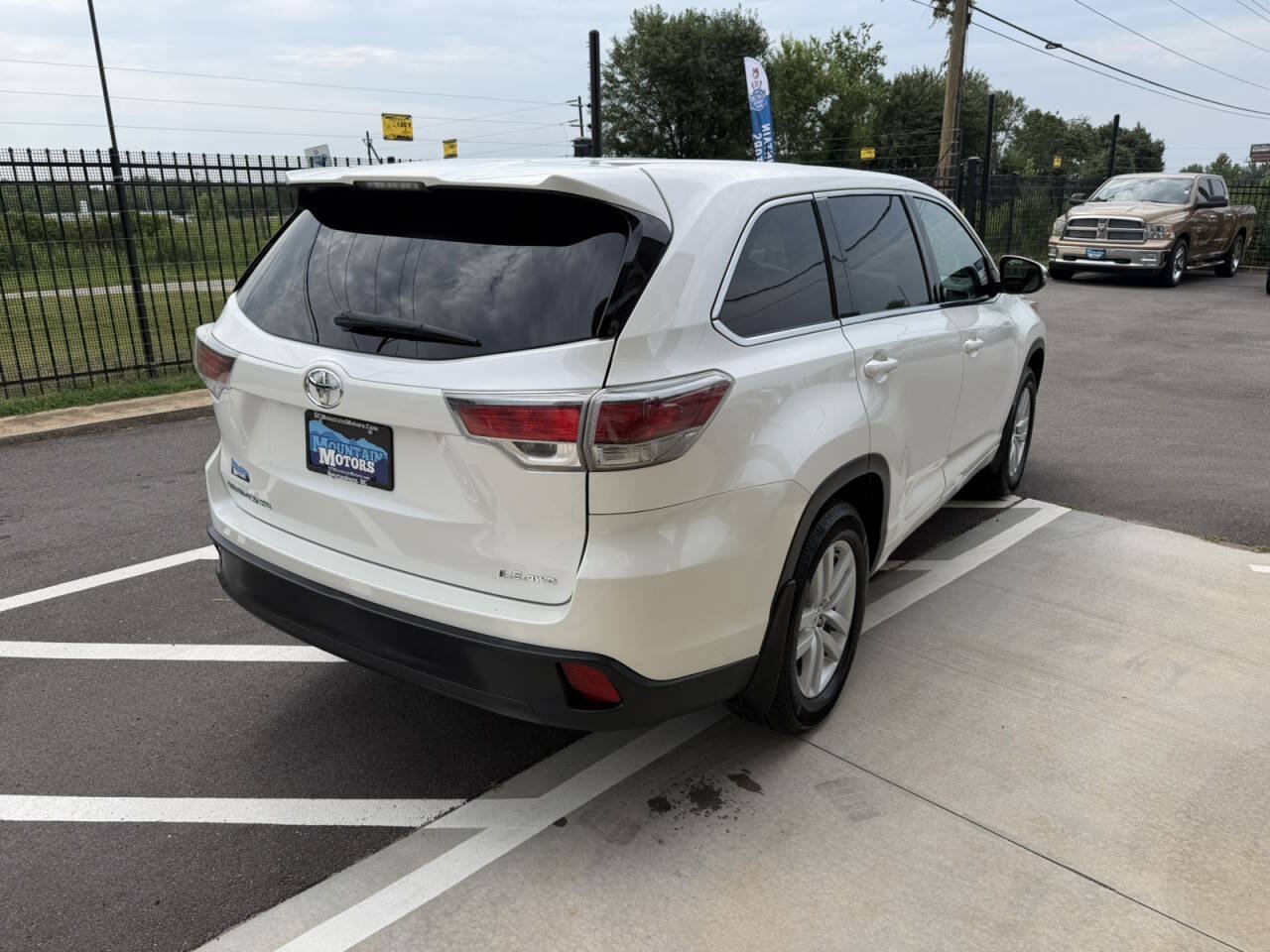 Used 2015 Toyota Highlander LE AWD/4WD image 8
