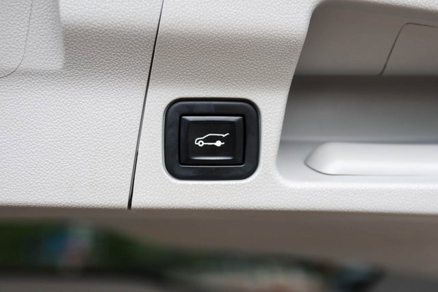 Used 2023 GMC Acadia SLE w/ Driver Convenience Package image 10