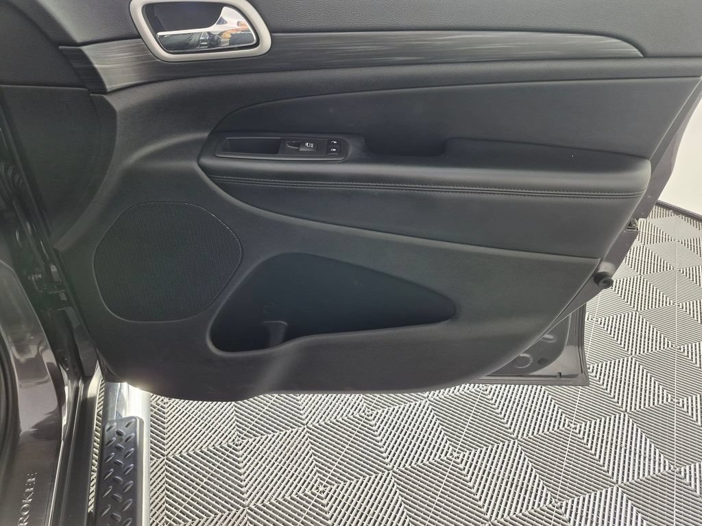 Used 2020 Jeep Grand Cherokee Laredo RWD image 32