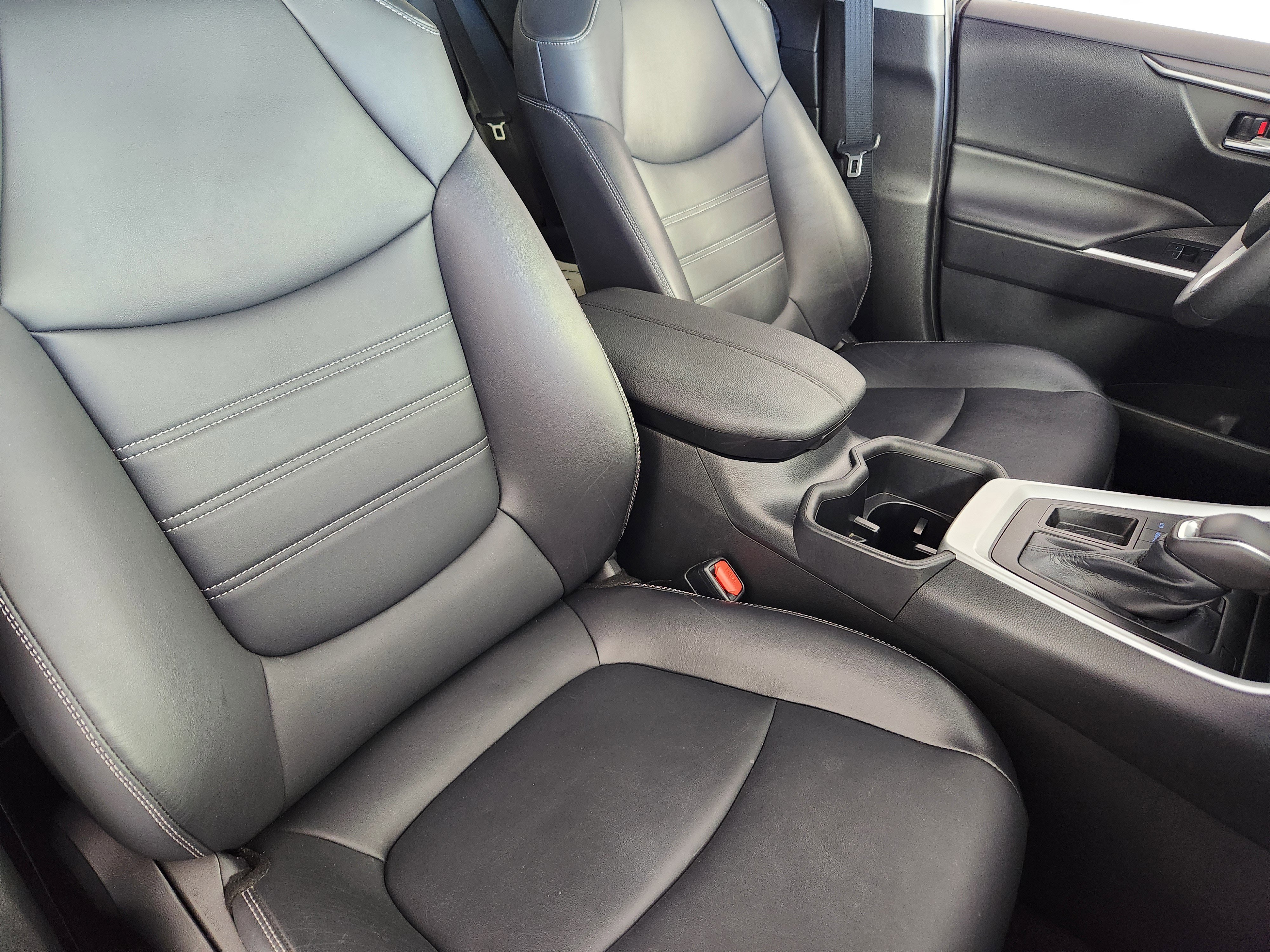 Used 2022 Toyota RAV4 XLE Premium FWD image 10