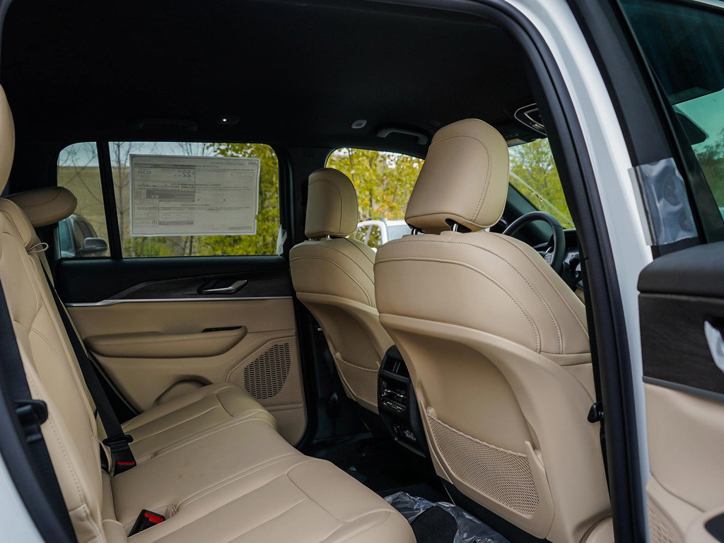 New 2025 Jeep Grand Cherokee Limited image 11