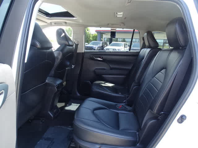Used 2022 Toyota Highlander XLE FWD image 21