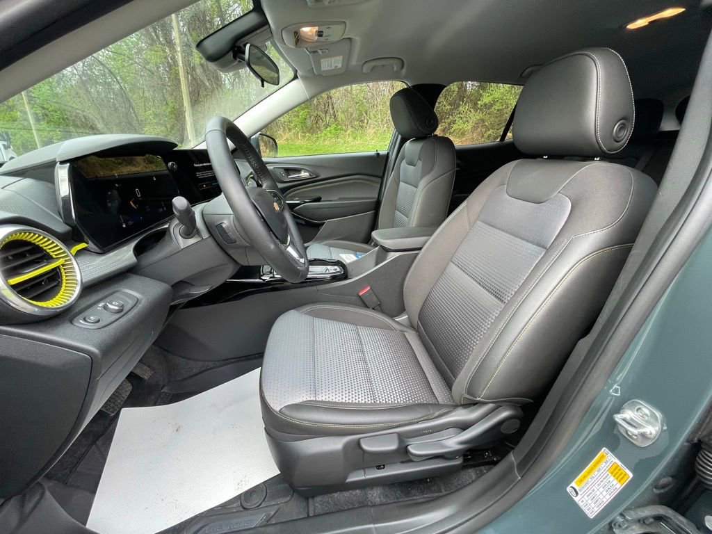 Certified 2025 Chevrolet Trax LT w/ LT Convenience Package image 22