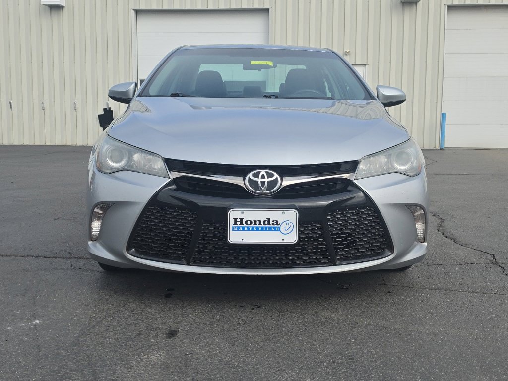 Used 2015 Toyota Camry SE w/ Moonroof Package FWD image 2