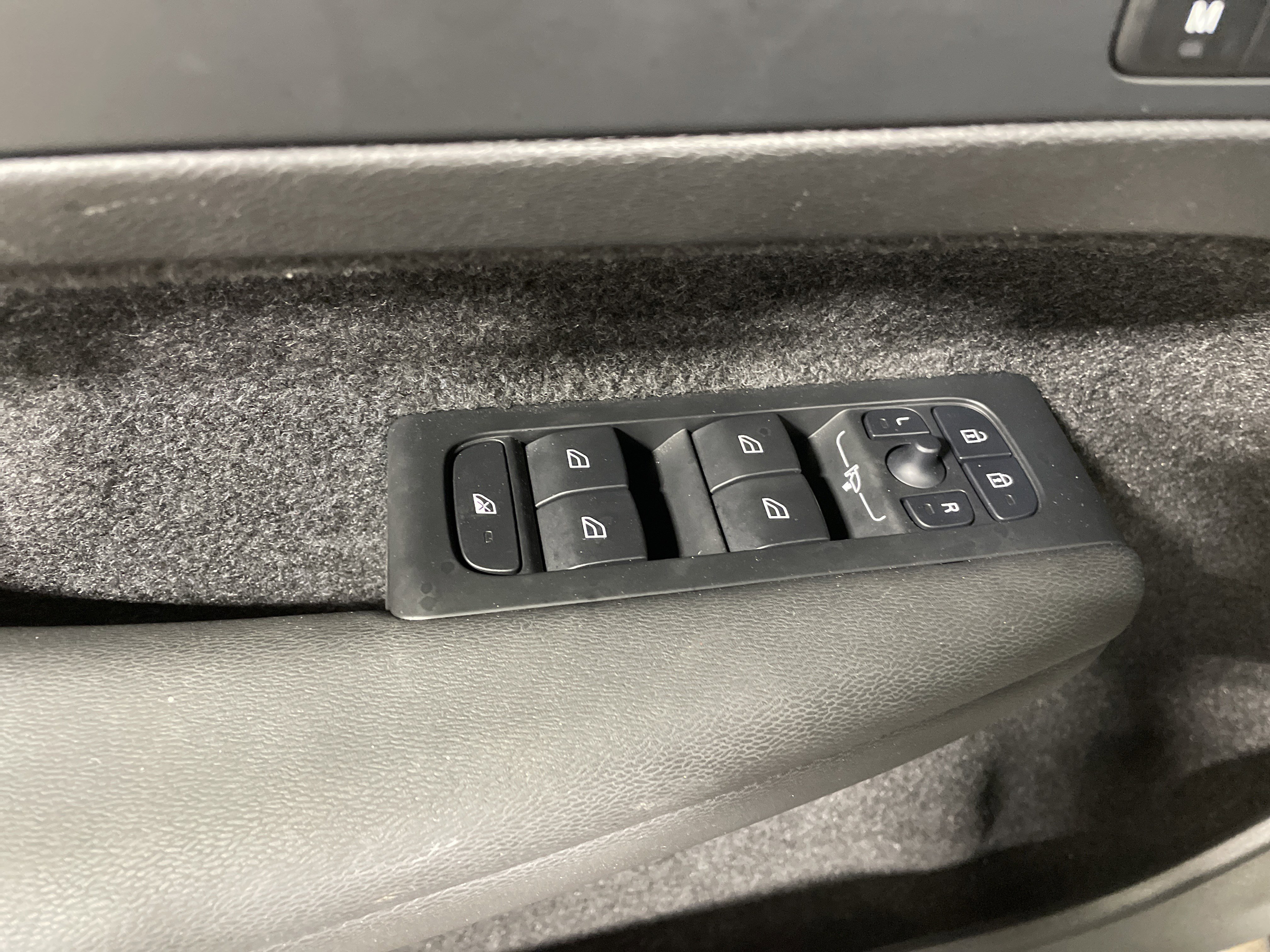 Used 2025 Volvo XC40 B5 Core image 26