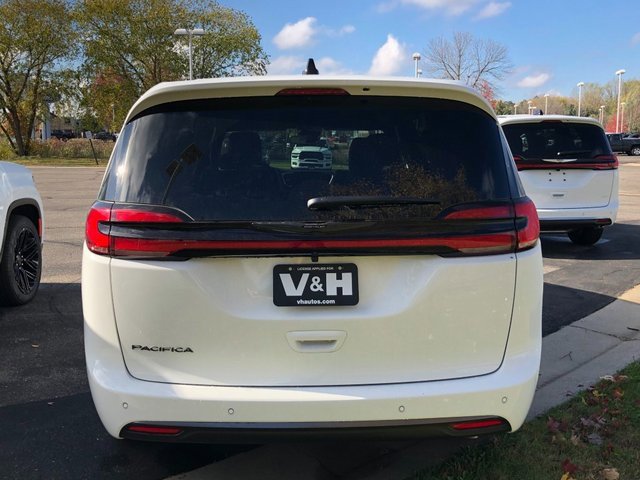 New 2026 Chrysler Pacifica Select image 6