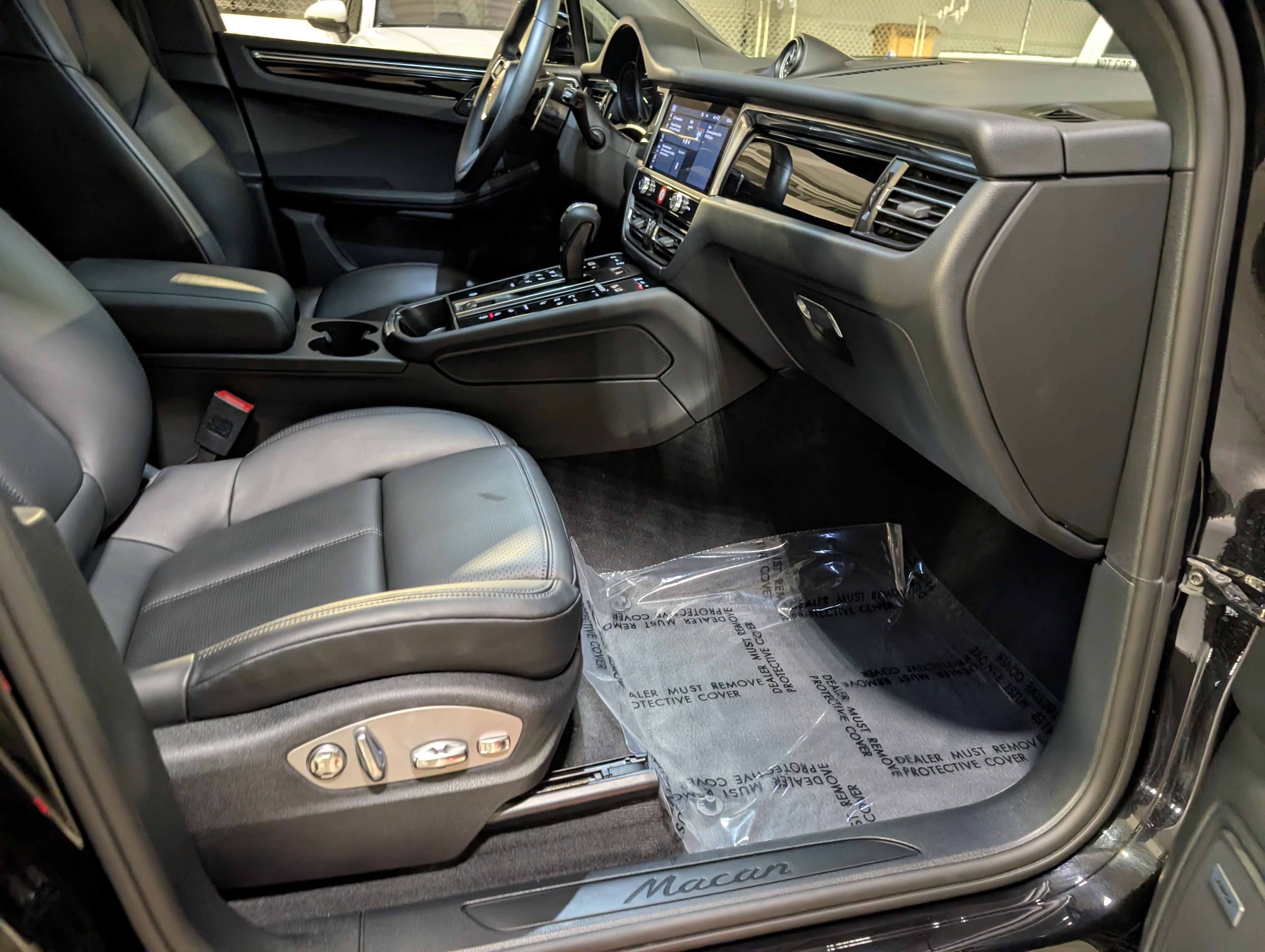 Certified 2025 Porsche Macan image 19