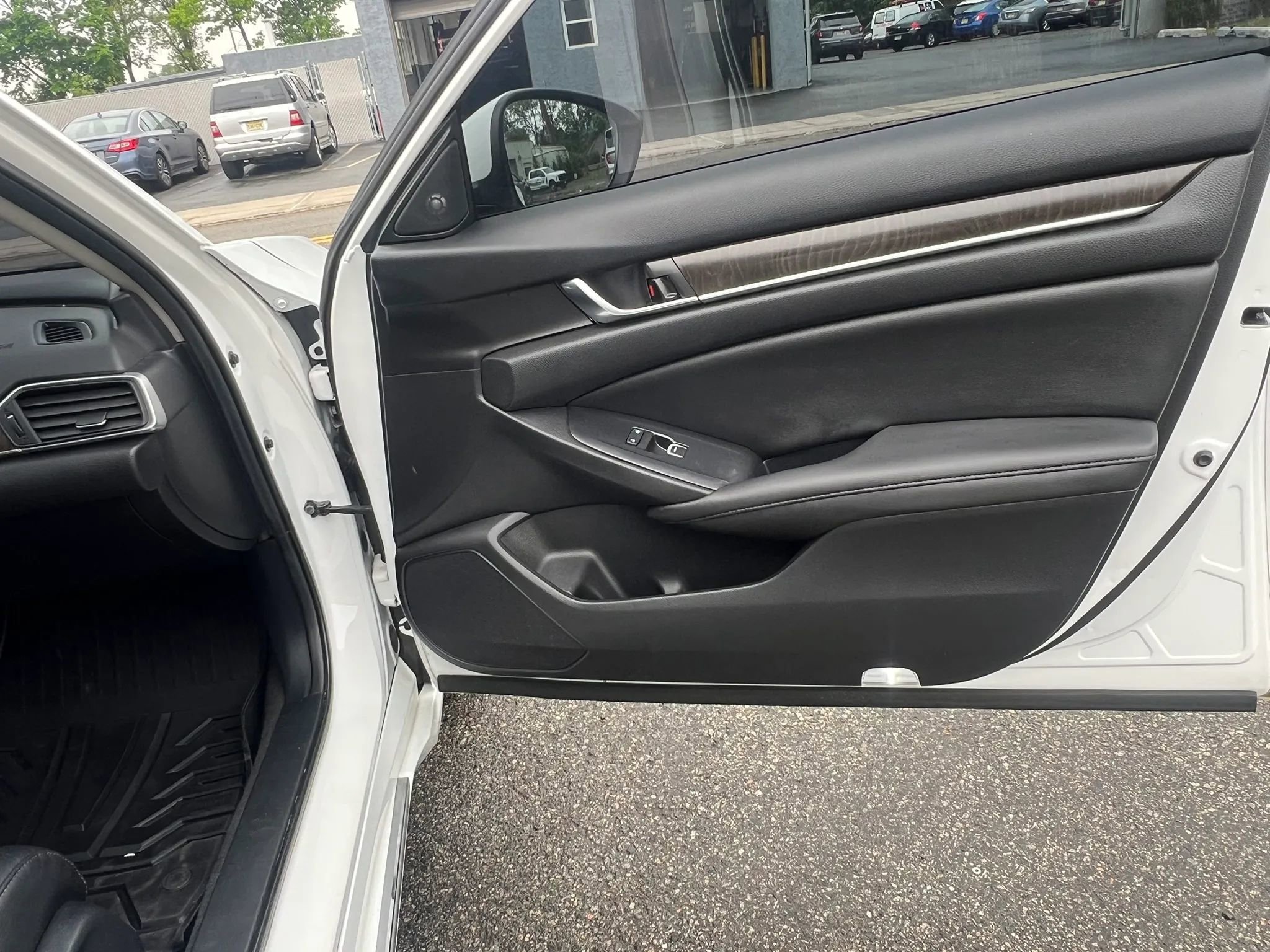 Used 2020 Honda Accord Touring image 30