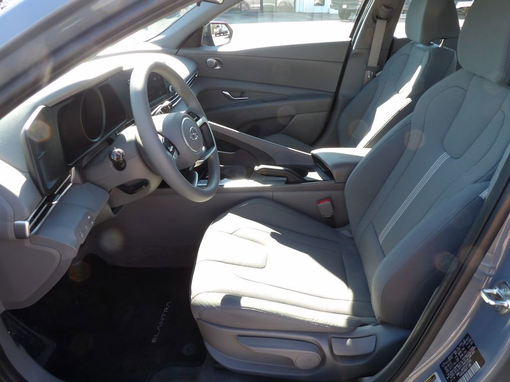 Used 2023 Hyundai Elantra SE w/ Preferred Accessory Package image 13