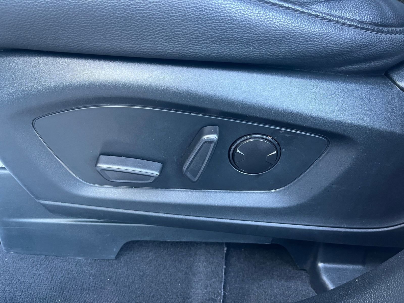 Used 2023 Ford Explorer Limited image 23