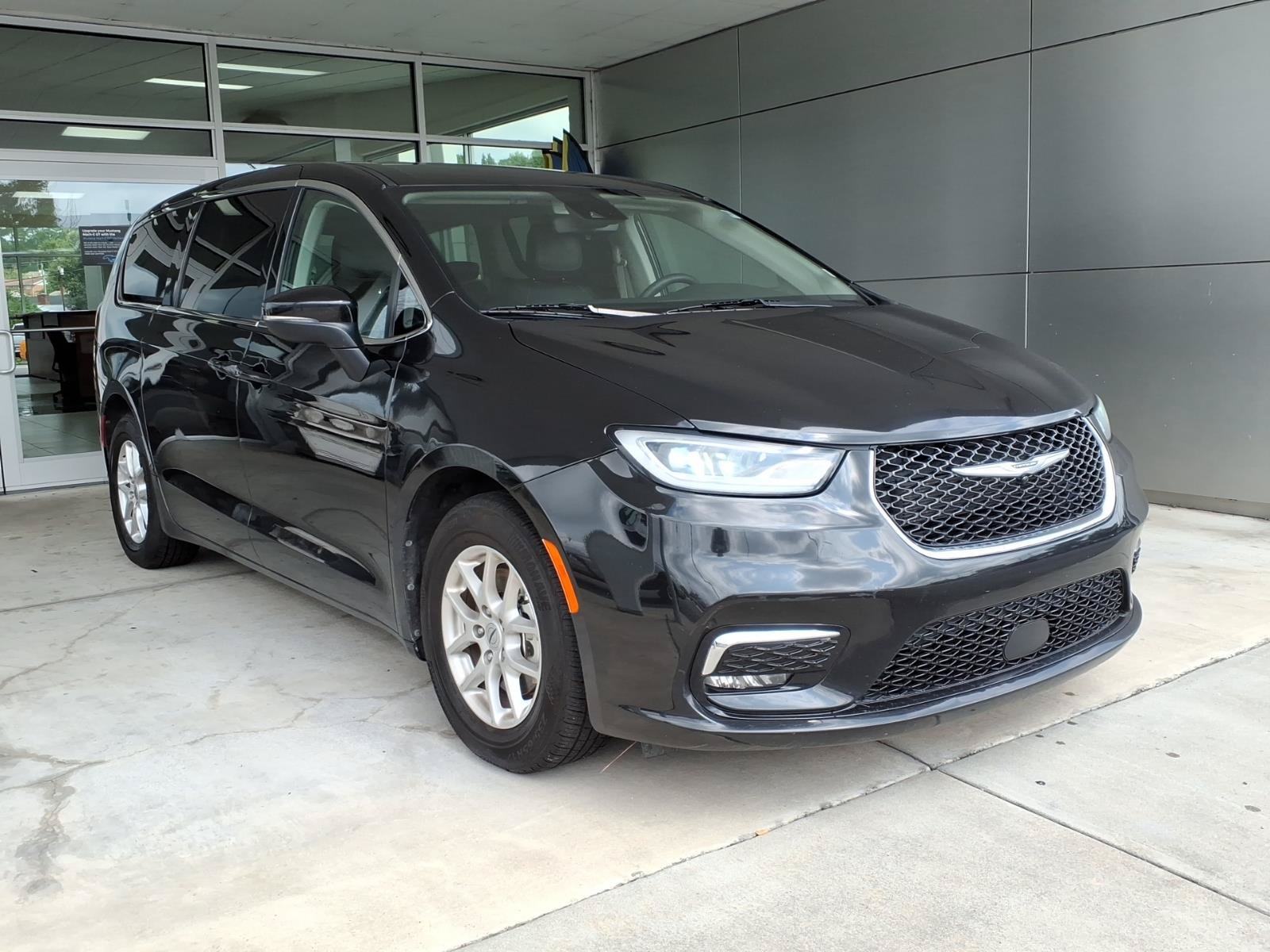 Used 2023 Chrysler Pacifica Touring-L FWD image 1