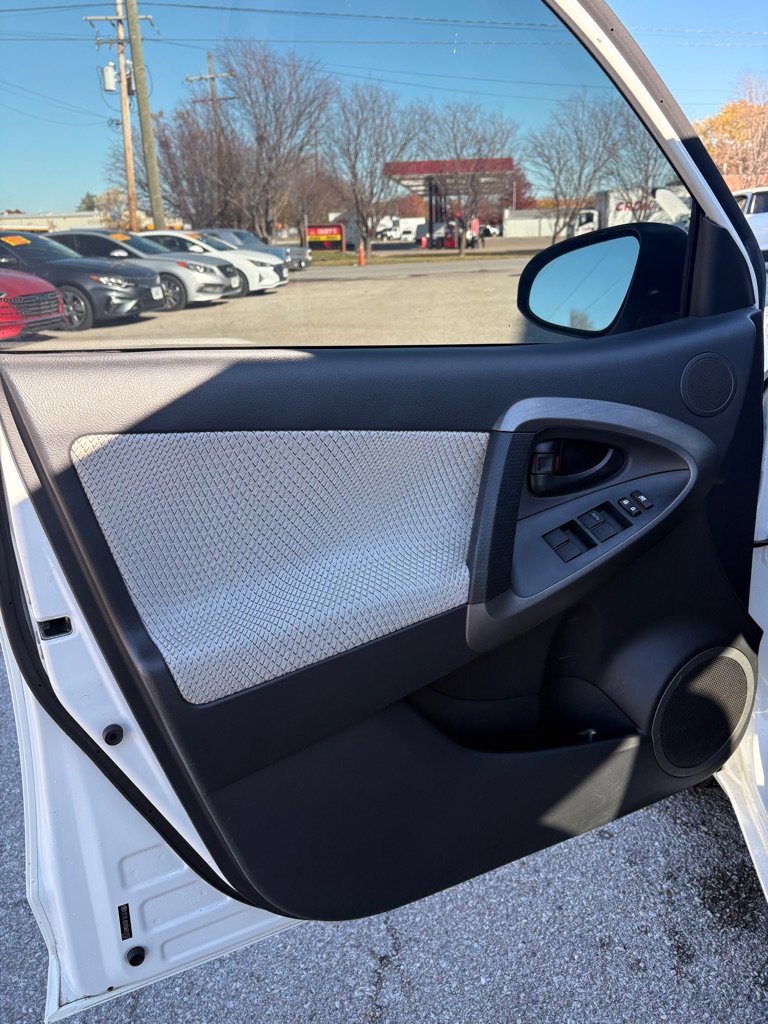 Used 2013 Toyota RAV4 EV FWD image 10