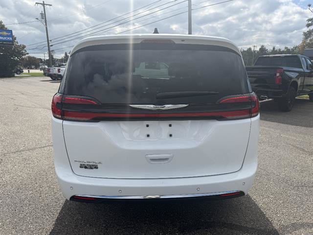 Used 2024 Chrysler Pacifica Touring-L FWD image 5