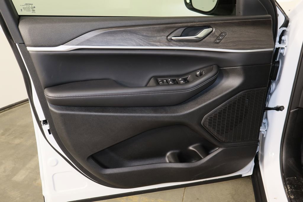 New 2025 Jeep Grand Cherokee Limited w/ Black Appearance Package image 20