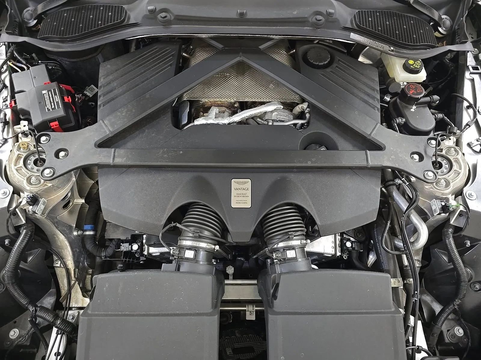 Used 2025 Aston Martin V8 Vantage Coupe RWD image 16