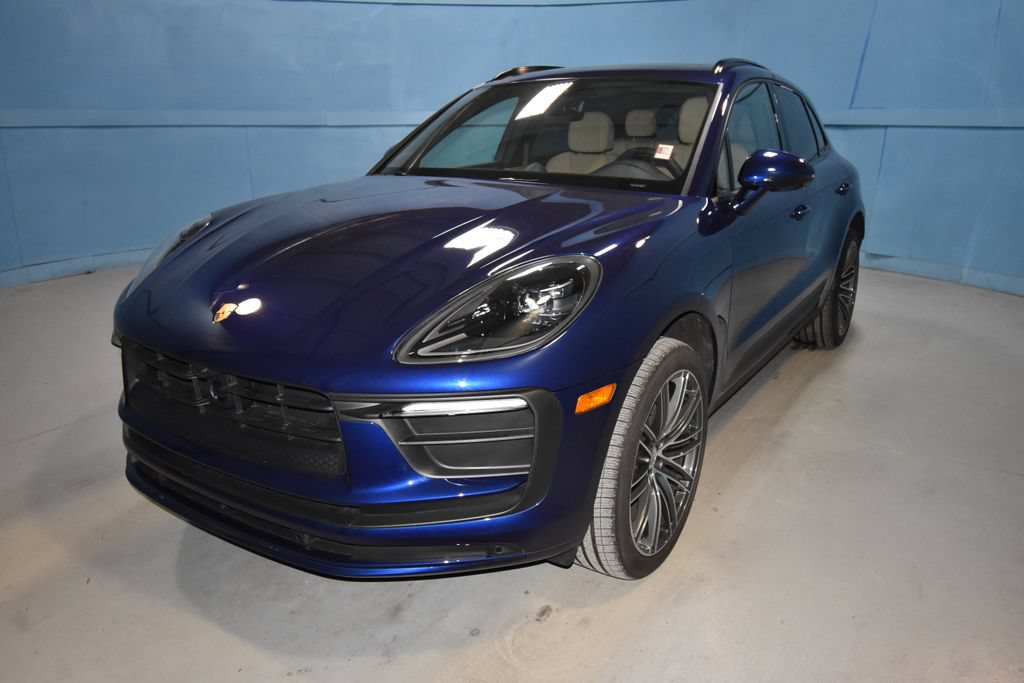 Certified 2025 Porsche Macan AWD/4WD image 1