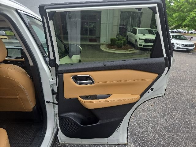 Certified 2023 Nissan Rogue Platinum w/ Platinum Premium Package AWD/4WD image 18