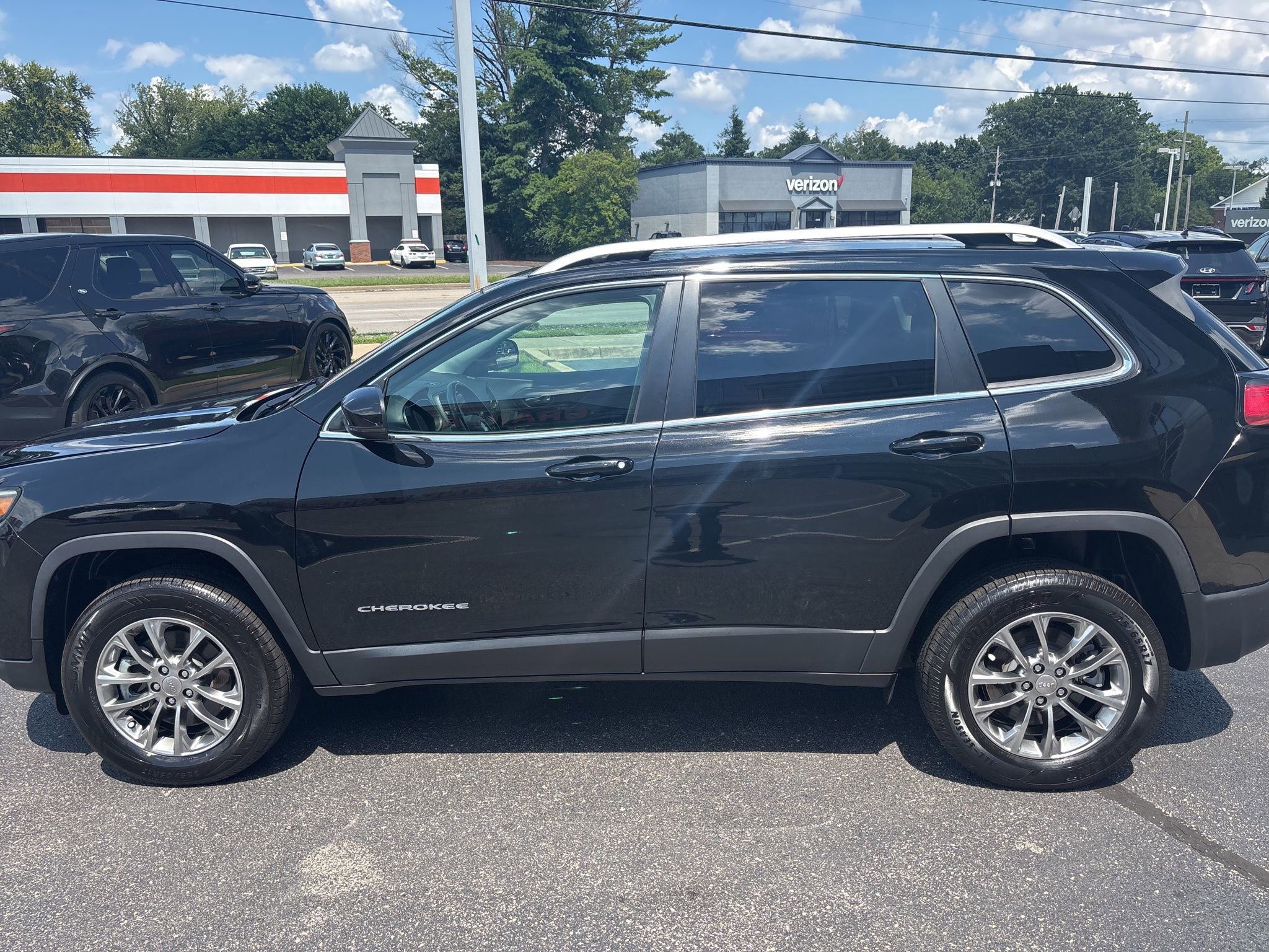 Used 2021 Jeep Cherokee Latitude Lux w/ Comfort/Convenience Group image 8
