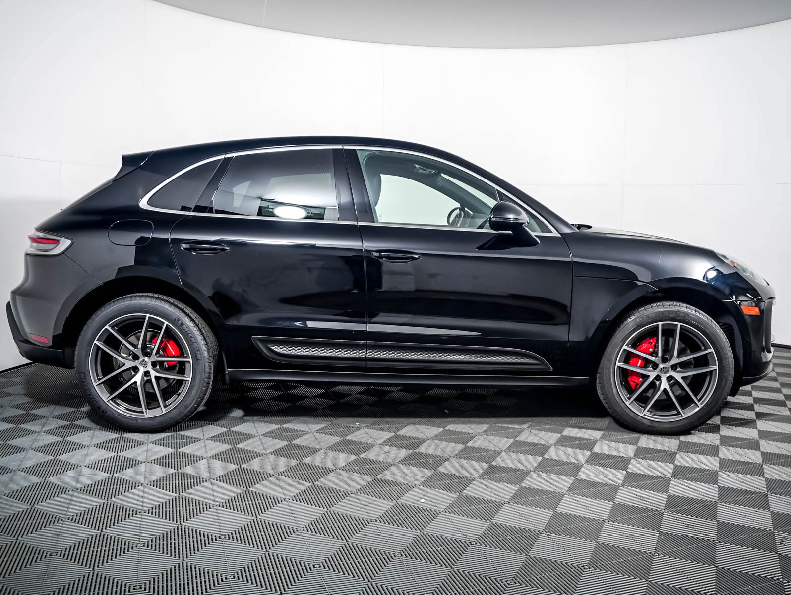 Certified 2023 Porsche Macan S AWD/4WD image 9