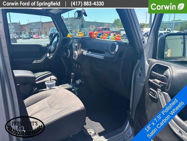 Used 2018 Jeep Wrangler Unlimited Sahara w/ Connectivity Group AWD/4WD image 11