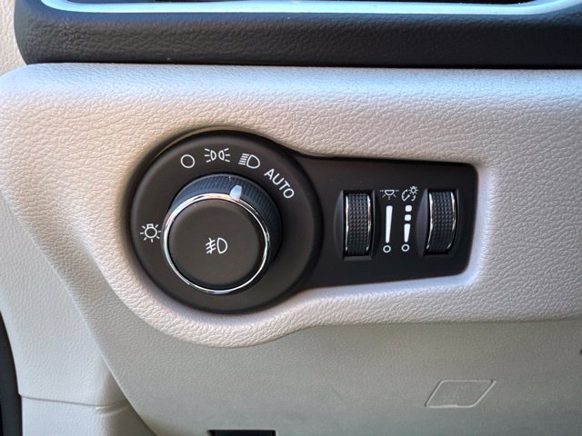 Used 2023 Chrysler Pacifica Touring-L FWD image 16