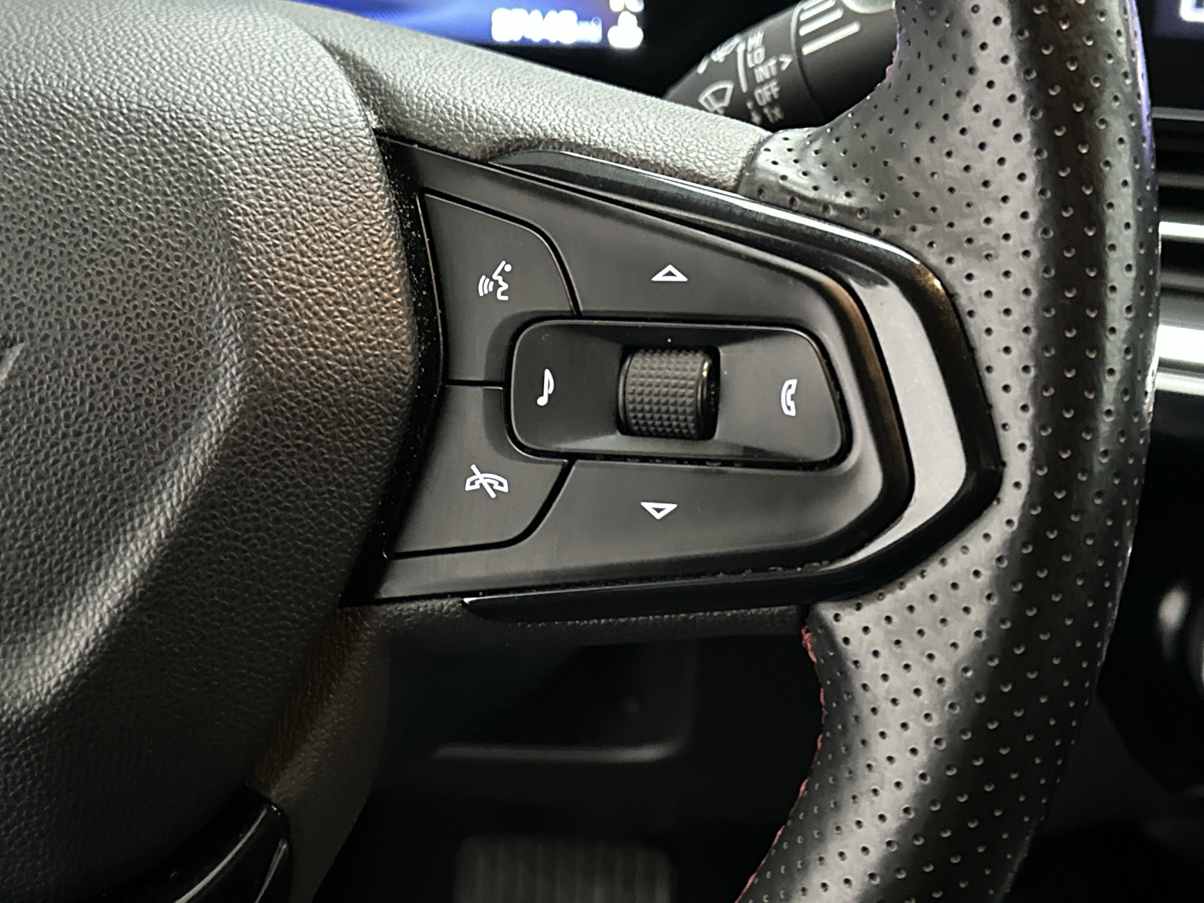 Used 2025 Chevrolet Trax RS w/ Driver Confidence Package image 25