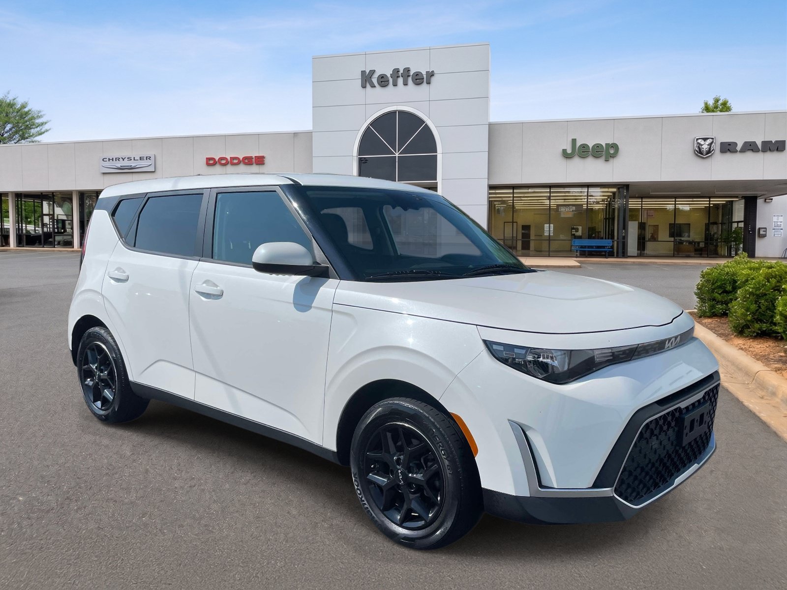 Used 2023 Kia Soul LX w/ LX Technology Package FWD image 2