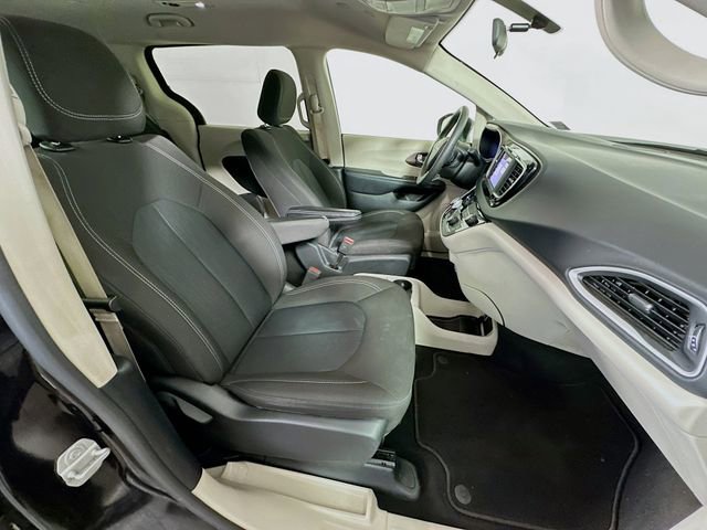 Used 2022 Chrysler Voyager LX image 28