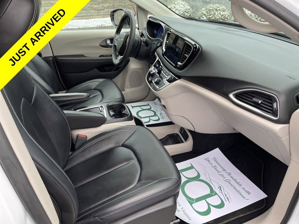 Used 2024 Chrysler Pacifica Touring-L image 12