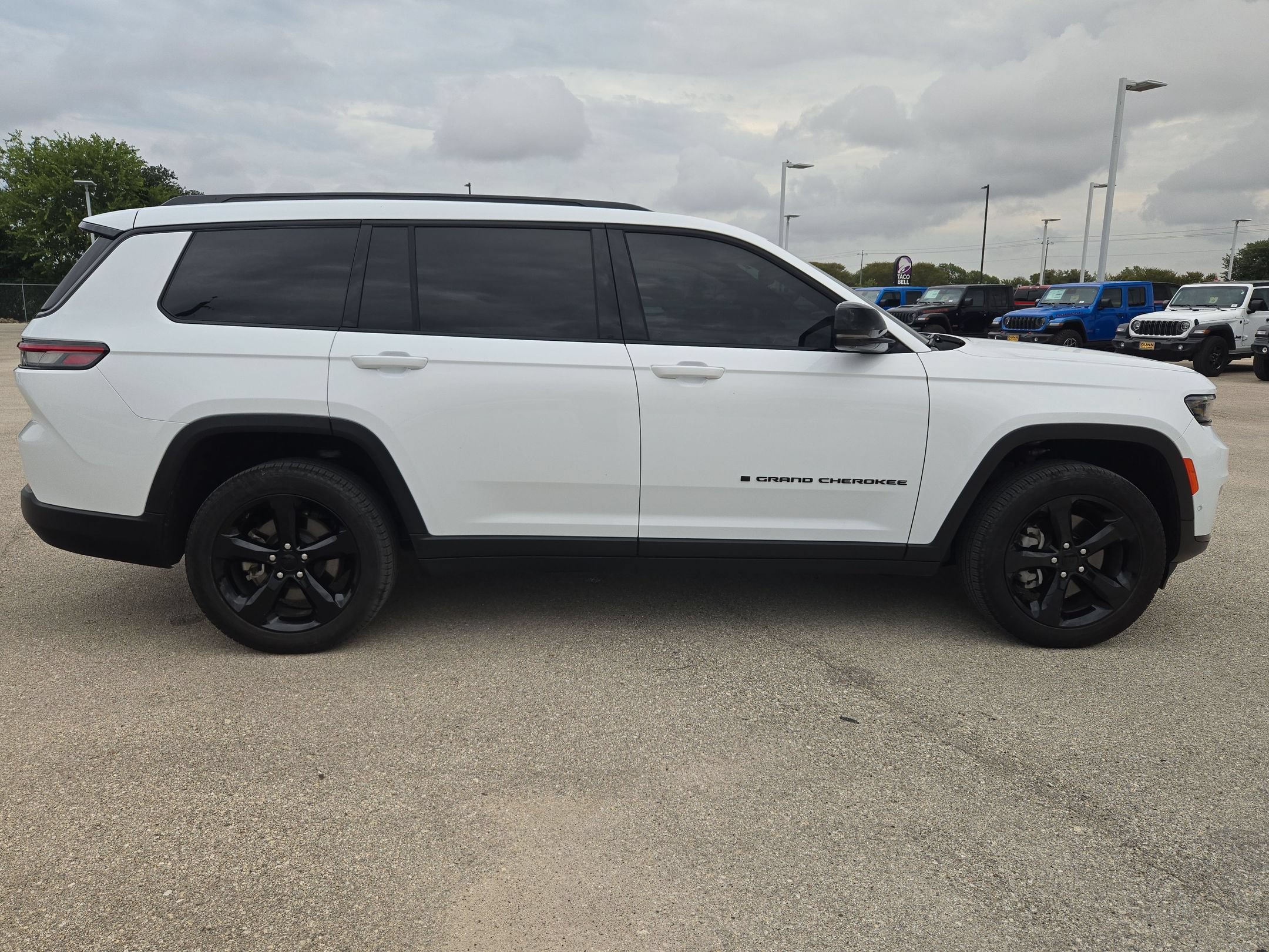 Used 2025 Jeep Grand Cherokee L Limited w/ Luxury Tech Group II RWD image 2