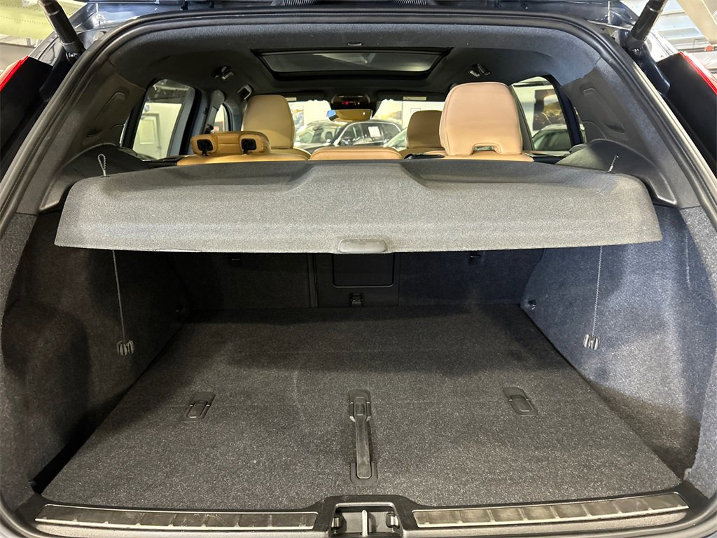 Used 2021 Volvo XC40 T5 Inscription w/ Climate Package image 26