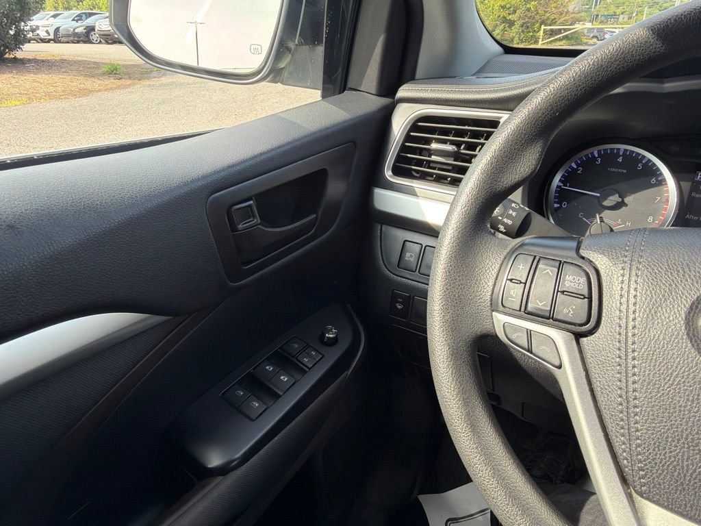 Used 2019 Toyota Highlander LE FWD image 15