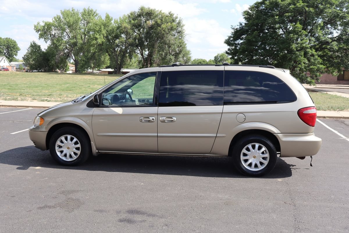 Used 2002 Chrysler Town & Country EX FWD image 9