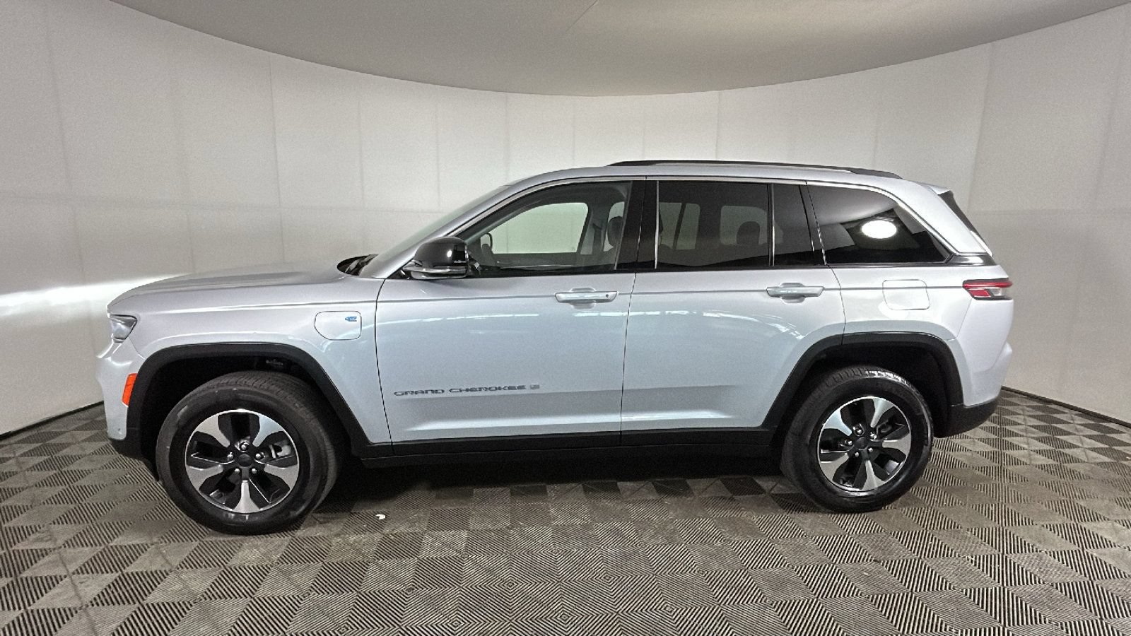 Used 2023 Jeep Grand Cherokee 4WD 4xe w/ Luxury Tech Group II image 7
