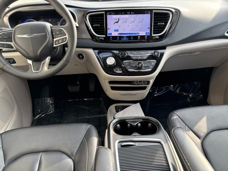 Used 2024 Chrysler Pacifica Touring-L FWD image 14