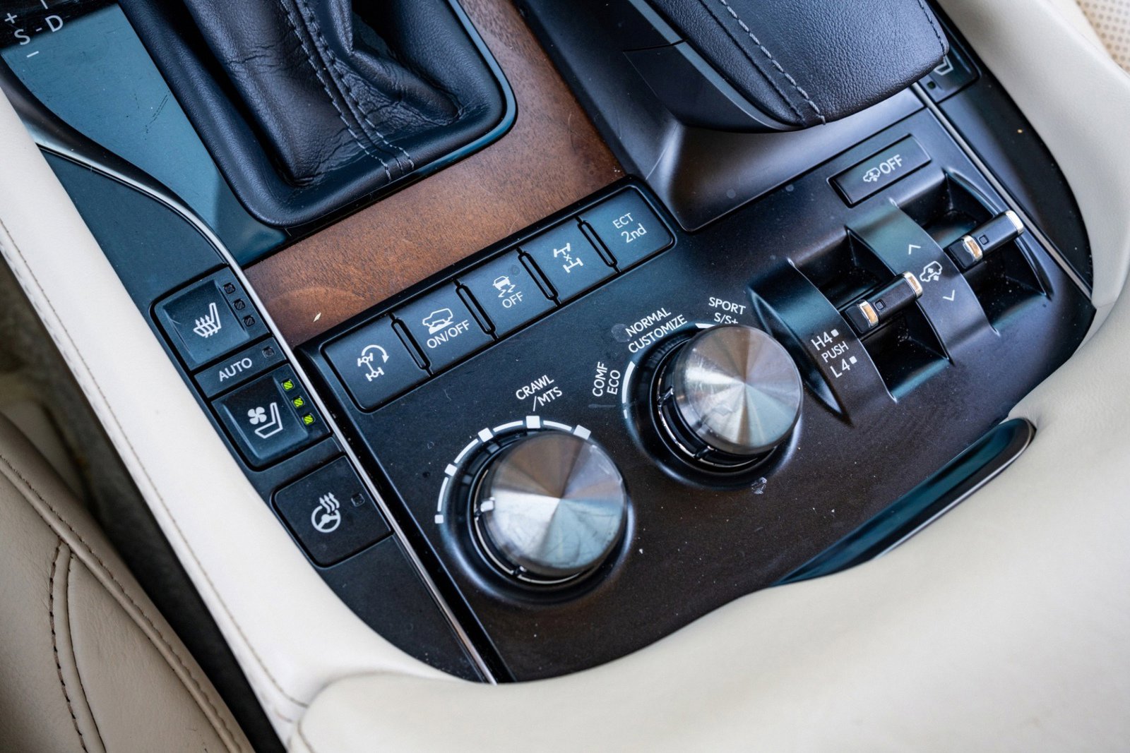 Used 2017 Lexus LX 570 4WD w/ Luxury Package image 54